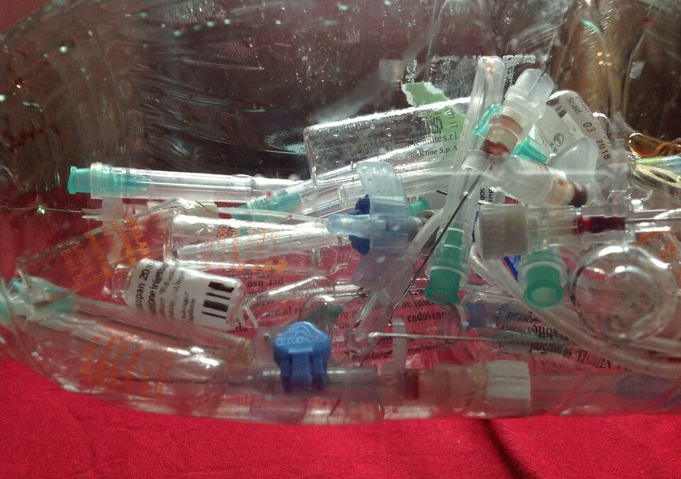 Plastik zalewa szpitale