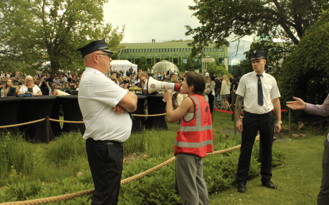 Protestujący studenci zakłócają ceremonię